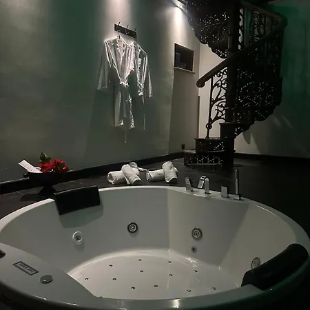 Love hotel Wellness à - Avec Jacuzzi Pour 2 Personnes